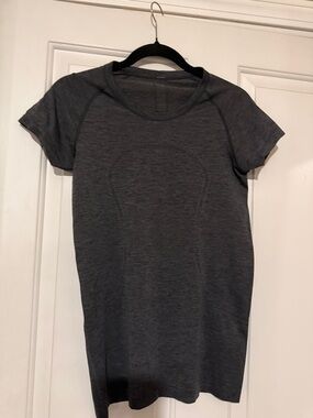 Lululemon - Women’s Gray Short-Sleeve Performance Top